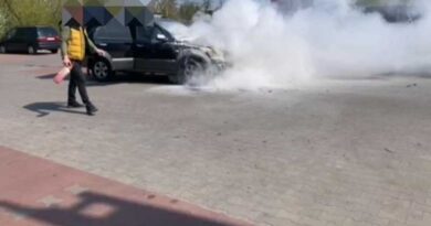 palący się samochód