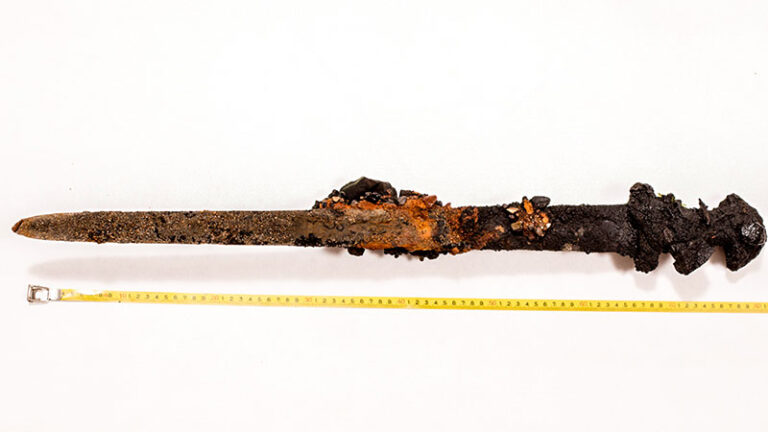 średniowieczny miecz