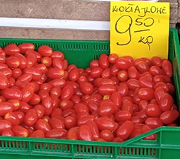 stragan z pomidorkami koktajlowymi