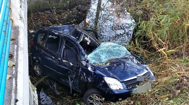 W piątek (21.10.2022r.) w miejscowości Bakaniuk, auto prowadzone przez 18-letnią kobietę uderzyło w drzewo a następnie wpadło do rzeki.