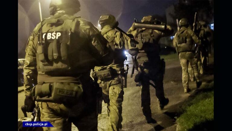 CBŚP zatrzymało 7 osób odpowiedzialnych za wytwarzanie i wprowadzanie do obrotu sterydów