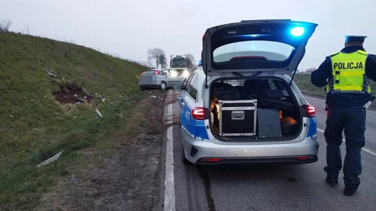 Zjechał z drogi i uderzył w skarpę