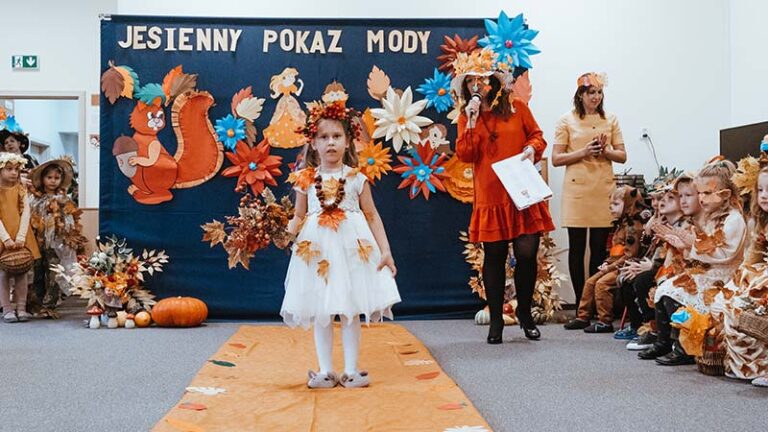 Jesienne stroje na pokazie mody w przedszkolu