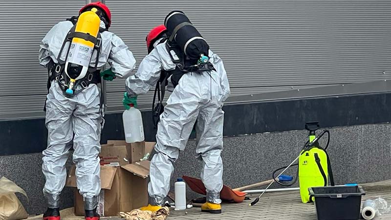 Strażacy sprawdzają substancję chemiczną, która wyciekała z jednej przesyłek kurierskich