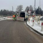 Zamknięty przejazd kolejowy w Niewodnicy Kościelnej