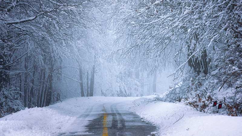 Śnieg, opady marznące i ślisko na drogach