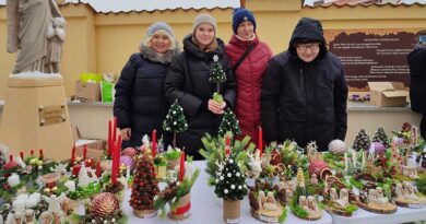 Świąteczne ozdoby na kiermaszu w Choroszczy