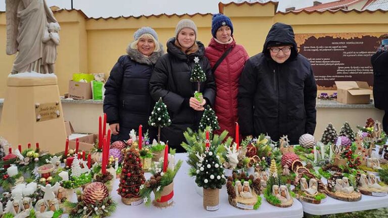 Świąteczne ozdoby na kiermaszu w Choroszczy