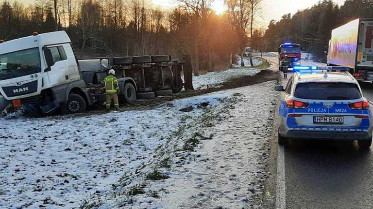 W Laszkach cysterna zjechała do rowu