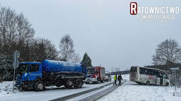 Autobus zderzył się z pojazdem ciężarowym