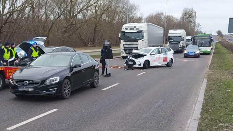 Zderzenie trzech aut: toyota, lexus i volvo