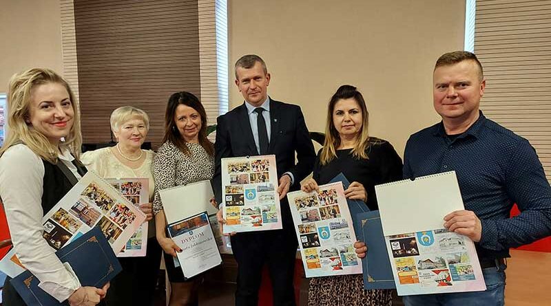 nagrody i upominki laureatom konkursu wręczył burmistrz Łap