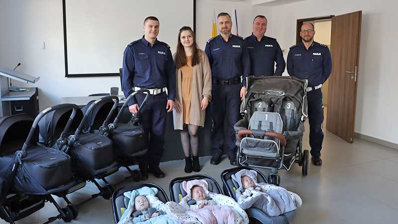 trojaczki otrzymały prezent od szefa białostockich policjantów