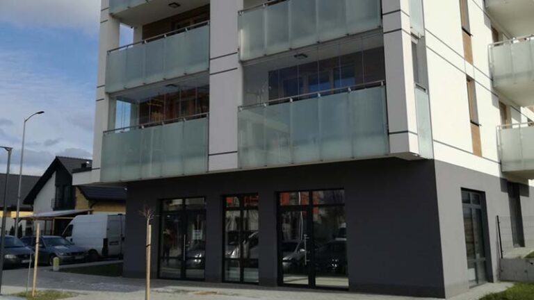 A.J. Okna Białystok -prezentuje bezramową zabudowę balkonu