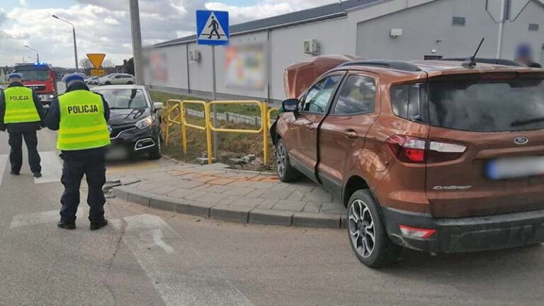 Kierująca renault wymusiła pierwszeństwo