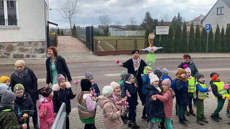 Przedszkolaki przyszły z wiosną
