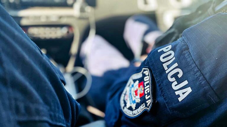 wymyśliła historię