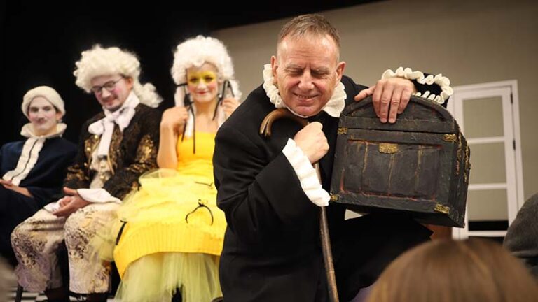 „Skąpiec” Moliera w reżyserii i adaptacji Tomasza Mana.