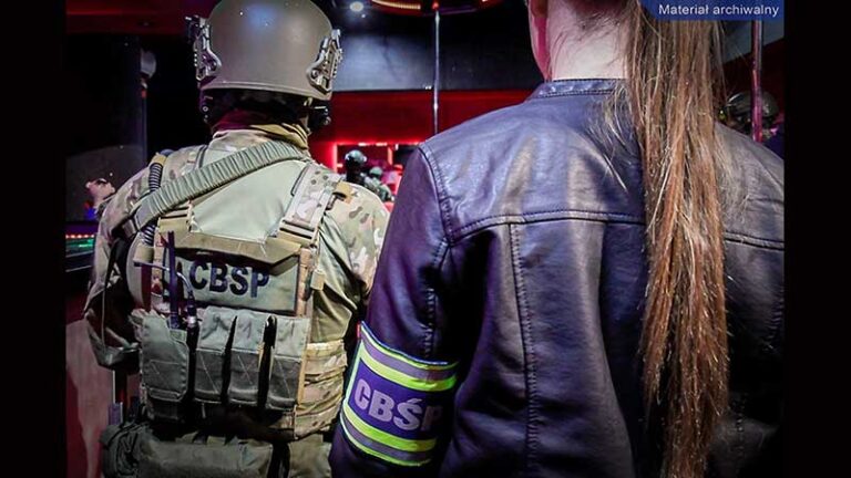 wyłudzanie pieniędzy od klientów