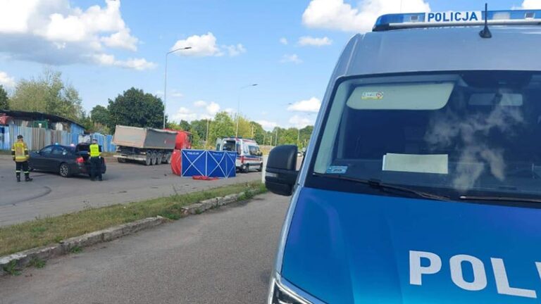 Rowerzysta wjechał pod koła ciężarówki