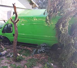 Fiat po zderzeniu z busem, uderzył w drewniany dom