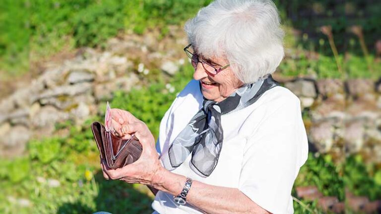 Czternasta emerytura z urzędu.