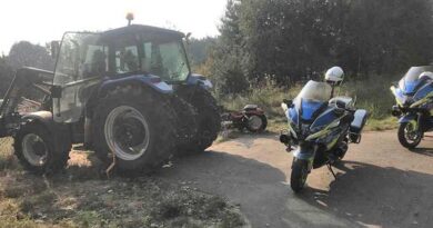 zderzenie motocyklisty z ciągnikiem