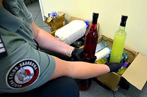Funkcjonariusze KAS przejęli nielegalny alkohol w przesyłkach