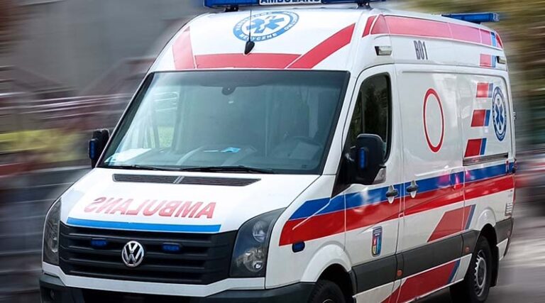 Czołowe zderzenie suzuki i busa, 23-latka została zabrana do szpitala