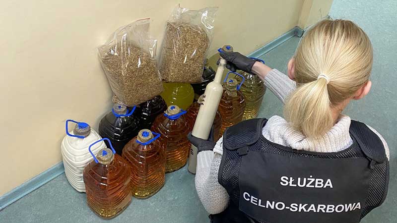 Trefny towar wykryli Funkcjonariusze Krajowej Administracji Skarbowej (KAS) z Białegostoku podczas kontroli przesyłek w sortowni jednej z firm kurierskich