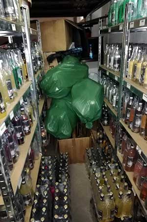 Ponad 5100 litrów nielegalnego alkoholu znaleźli na prywatnej posesji pod Białymstokiem Funkcjonariusze Służby Celno-Skarbowej z podlaskiej KAS
