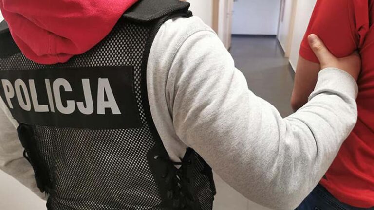 Złoty zegarek kolegi zamienił na złoty pierścionek dla dziewczyny