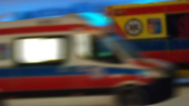 7 osób trafiło do szpitala po czołowym zderzeniu dwóch osobówek