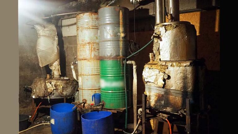 35-letni bimbrownik mieszkaniec gminy Gródek w pow. białostockim, odpowie przed sądem za posiadanie i produkcję nielegalnego alkoholu.