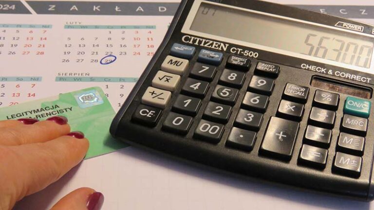 wcześniejsi emeryci i renciści którzy w ubiegłym roku dorabiali do swoich świadczeń, mają czas do końca lutego by poinformować ZUS o dodatkowych przychodach osiągniętych w 2023 r.