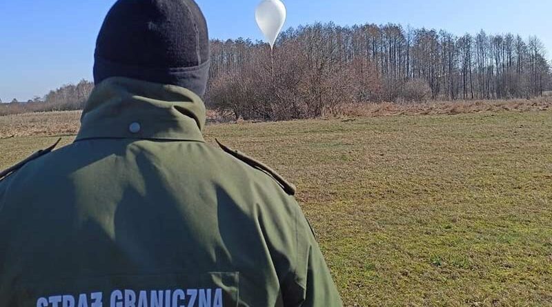 balon z podczepionym ładunkiem papierosów