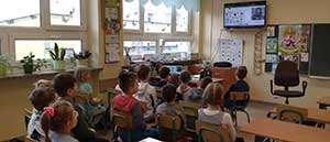 uczniowie SP w Choroszczy na lekcji z native speakerem