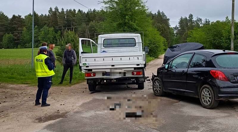 Dwie osoby trafiły do szpitala po zderzeniu osobówki z busem