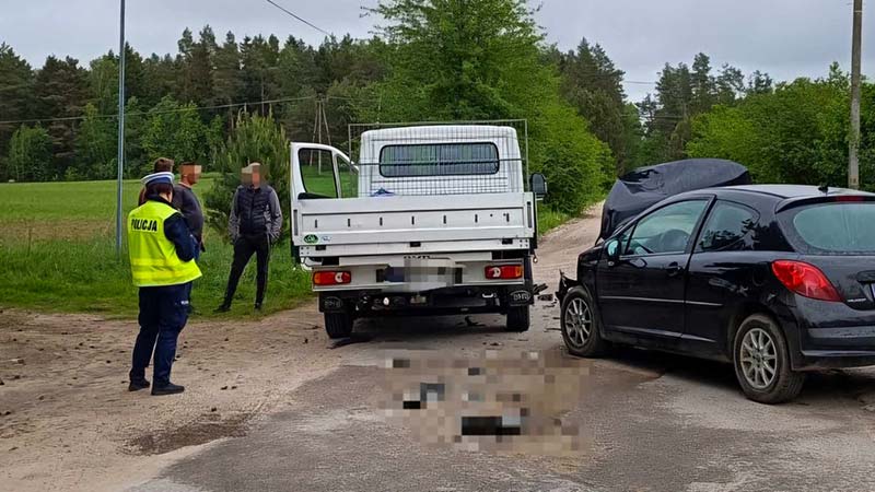 Dwie osoby trafiły do szpitala po zderzeniu osobówki z busem