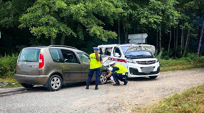 3 osoby trafiły do szpitala po zderzeniu busa ze skodą