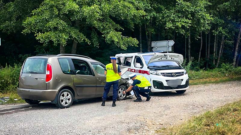 3 osoby trafiły do szpitala po zderzeniu busa ze skodą