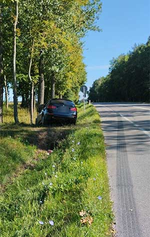 (07.08) w Pilikach BMW wypadło z drogi, 5 osób trafiło do szpitala