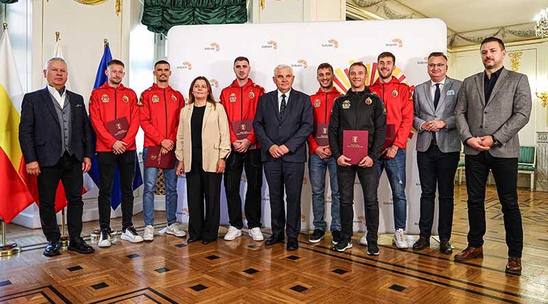 nagrody zawodnikom i trenerom oraz innym osobom, które przyczyniły się do tego historycznego sukcesu