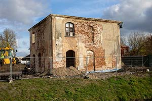 Murowany budynek, będący niegdyś częścią barokowego kompleksu przechodzi obecnie gruntowną renowację, która przywróci mu dawny blask.