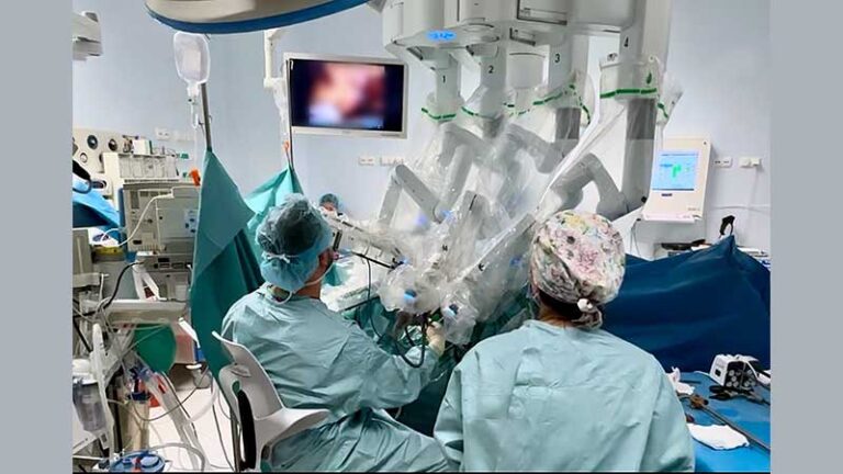 z użyciem chirurgii robotycznej