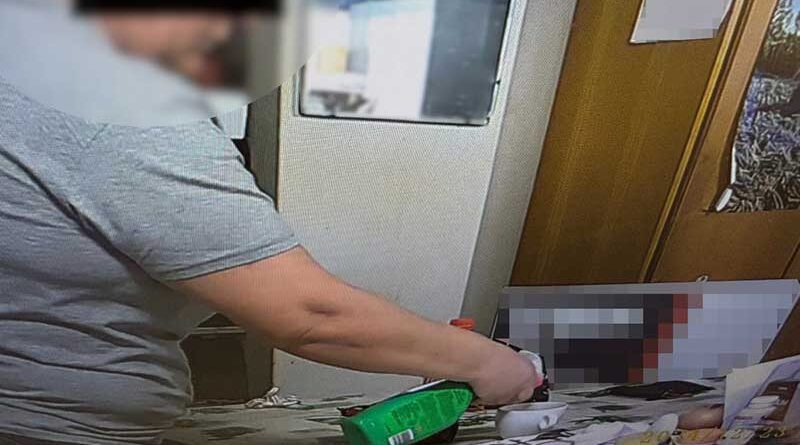 Dolewała żrące chemikalia koleżance do herbaty