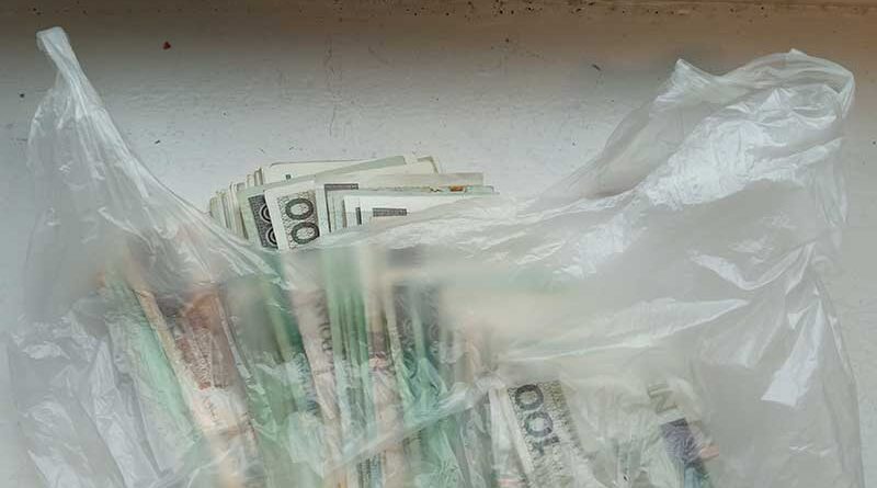 przekazała oszustowi 130 tysięcy w reklamówce.