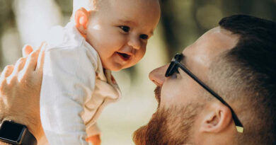 Z urlopu rodzicielskiego korzysta coraz więcej ojców
