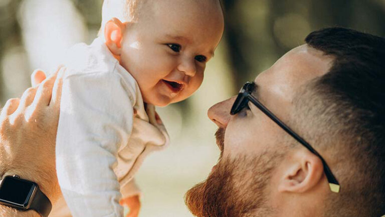 Z urlopu rodzicielskiego korzysta coraz więcej ojców