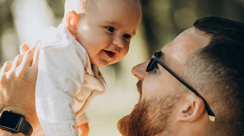 Z urlopu rodzicielskiego korzysta coraz więcej ojców